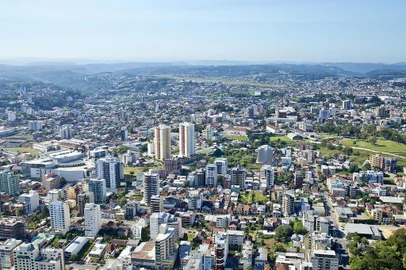 Vista aérea de Caxias do Sul em 2014, com destaque para o 3º Grupo de Artilharia Antiaérea (quartel), Igreja dos Capuchinhos e parte do bairro Rio Branco.