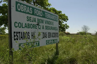 #Máquina: D1-5021779Ford - placa indicando a obra da montadora em Guaíba