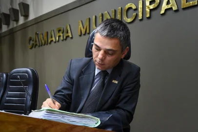  Presidente CÃ¡ssio Trogildo assina ofÃ­cio que acompanha a redaÃ§Ã£o final da lei sobre aplicativos de transporte individual, que vai ser enviada para o Executivo.Indexador: Ederson Nunes/CMPAFotógrafo: Jornalista RepÃ³rter FotogrÃ¡fic