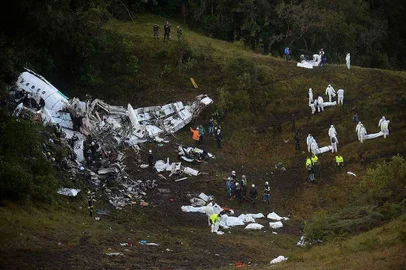  Rescuers search for survivors from the wreckage of the LAMIA airlines charter plane carrying members of the Chapecoense Real football team that crashed in the mountains of Cerro Gordo, municipality of La Union, on November 29, 2016. A charter plane carrying the Brazilian football team crashed in the mountains in Colombia late Monday, killing as many as 75 people, officials said. Raul ARBOLEDA / AFP