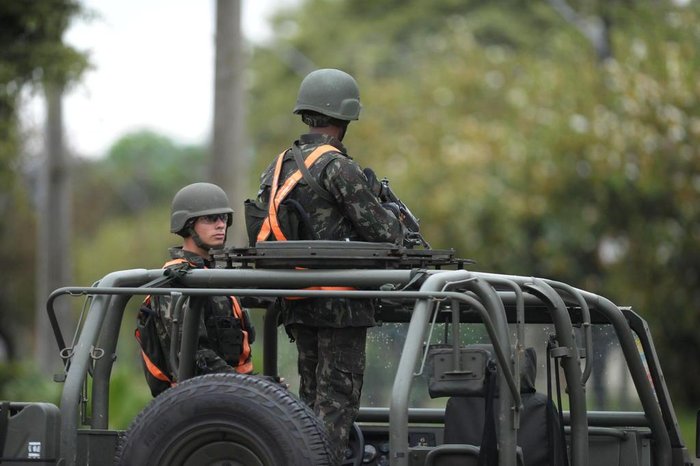  

Porto Alegre  18/10/2016  exercicios militares de segurança , blitz do exercito , militares  /CREDITO / LUIZ ARMANDO VAZ / DIARIO GAUCHO / ZERO HORA .