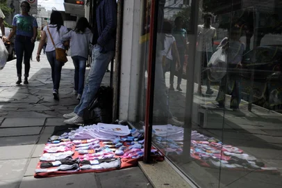  CAXIAS DO SUL, RS, BRASIL, 10/12/2016 - Comércio ambulante é intenso na avenida Júlio de Castilhos, centro da cidade. Alguns vendedores ocupam boa parte da calçada para comercializar óculos, DVD's, games, roupas entre outros produtos. (Marcelo Casagrande/Agencia RBS)