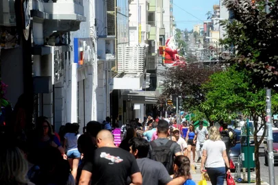  CAXIAS DO SUL, RS, BRASIL (17/12/2016) Comércio Natalino 2016. Reportagem verifica vendas de natal no centro caxiense.    (Roni Rigon/Pioneiro).
