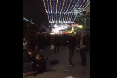 Um caminhão entrou em uma feira de Natal nesta segunda-feira (19) em Berlim, na Alemanha. Segundo a agência Reuters, que cita a polícia alemã, uma pessoa morreu e diversas ficaram feridas.