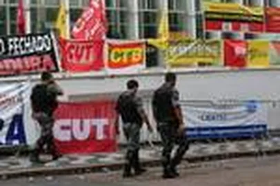  PORTO ALEGRE, RS, BRASIL - 20-12-2016 - Movimento na Praça da Matriz após votação do pacote do Sartori na Assembleia Legislativa. (FOTO: TADEU VILANI/AGÊNCIA RBS)