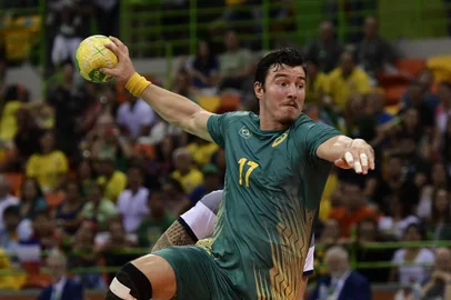 Brazils pivot Alexandro Pozzer jumps to shoot during the mens quarterfinal handball match Brazil vs France for the Rio 2016 Olympics Games at the Future Arena in Rio on August 17, 2016. JAVIER SORIANO / afpEditoria: SPOLocal: Rio de JaneiroIndexador: JAVIER SORIANOSecao: handball (team)Fonte: afpFotógrafo: STF
