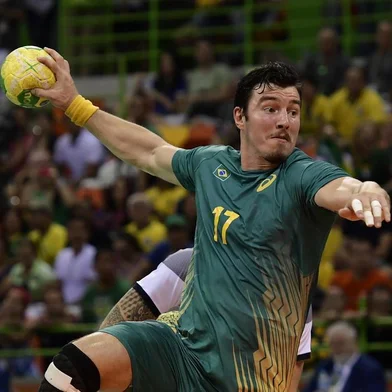 Brazils pivot Alexandro Pozzer jumps to shoot during the mens quarterfinal handball match Brazil vs France for the Rio 2016 Olympics Games at the Future Arena in Rio on August 17, 2016. JAVIER SORIANO / afpEditoria: SPOLocal: Rio de JaneiroIndexador: JAVIER SORIANOSecao: handball (team)Fonte: afpFotógrafo: STF