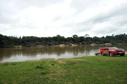  SANTA MARIA, RS, BRASIL, 28/12/2016 - Bombeiros fazem buscas a soldado que desapareceu após barco virar em Santa MariaEle estava pescando junto do sogro no Rio Vacacaí-Mirim quando o acidente aconteceu (FOTO MAIARA BERSCH / AGÊNCIA RBS)