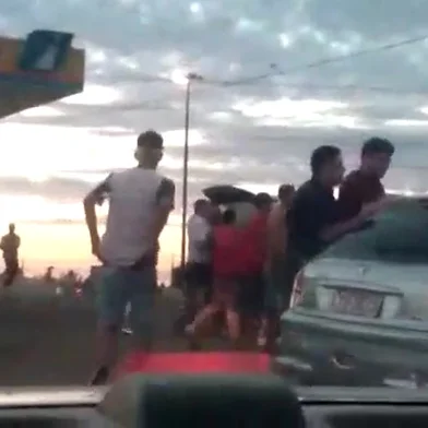 Vídeo mostra a briga generalizada em uma posto de combustíveis em São Gabriel, o Posto Batovi. Brigada Militar e Polícia Civil investigarão a conduta de dois policiais militares que estavam no local e podem ter se omitido de ajudar um colega PM, que acabou sendo morto na briga