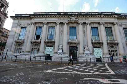  PORTO ALEGRE, RS, BRASIL - 14/12/2016 : Esquema de segurança montado em frente ao Palácio Piratini e à Assembleia Legislativa do Estado do Rio Grande do Sul prevendo novos protestos contra o pacote do governo Sartori. (FOTO: BRUNO ALENCASTRO/AGÊNCIA RBS)