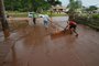  ROLANTE, RS, BRASIL - 06-01-2017 - Enchente deixa famílias ilhadas e interdita rodovia em Rolante. Camisa branca Sr. Volmir (FOTO: TADEU VILANI/AGÊNCIA RBS)