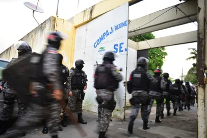 Revista no Compaj Semiaberto em Manaus conta com apoio do Exército Brasileiro