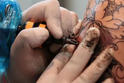  PORTO ALEGRE, RS, BRASIL - 04-09-2016 : Porto Alegre recebe festival de tatuagem no Barra Shopping, durante os dias 2,3 e 4 de setembro. Segundo a organização, cerca de 8000 pessoas devem passar durante os três dias, sendo 1000 delas se tatuando durante o festival. (FOTO: ANDRÉ ÁVILA/ Agência RBS)