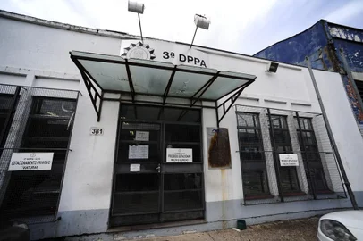 PORTO ALEGRE, RS, BRASIL, 16-01-2017.Presos iniciaram um tumulto na 3ª Delegacia de Pronto Atendimento de Porto Alegre, na manhã desta segunda-feira, no bairro Navegantes, na zona norte de Porto Alegre. De acordo com o delegado Marco de Souza, dois presos iniciaram o distúrbio ao se revoltarem com o tempo em que estão presos e o calor na cela (RONALDO BERNARDI/AGÊNCIA RBS)