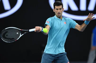  Serbia's Novak Djokovic hits a return against Spain's Fernando Verdasco during their men's singles match on day two of the Australian Open tennis tournament in Melbourne on January 17, 2017. GREG WOOD / AFPEditoria: SPOLocal: MelbourneIndexador: GREG WOODSecao: tennisFonte: AFPFotógrafo: STF