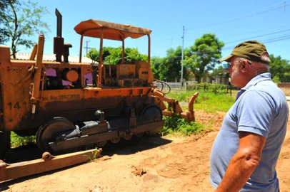  

SANTA MARIA, RS, BRASIL, 19-01-2017.
Máquina da prefeitura de Santa Maria está parada no pátio de uma empresa há quase 18 meses.
FOTO: GERMANO RORATO/AGÊNCIA RBS, GERAL
