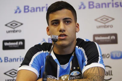 Gremio RS - FUTEBOL/GRÊMIO - ESPORTES - Vice-presidente de futebol, Odorico Roman, apresenta o atacante Beto da Silva como novo reforço para o clube durante o 13º dia da Pré-Temporada 4all 2017. FOTO: LUCAS UEBEL/GRÊMIO FBPAEditoria: SPOLocal: Porto AlegreIndexador: Lucas UebelSecao: futebolFonte: Gremio.netFotógrafo: Gremio 