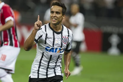 Jadson comemora durante o jogo realizado esta noite na Arena Corinthians entre Corinthians x Sao Paulo, jogo valido pelo primeiro turno da fase classificatoria da Copa Libertadores da America 2015. Juiz: Ricardo Marques Ribeiro - Sao Paulo/Brasil - 18/02/2015. Foto: Â© Daniel Augusto Jr. / Ag. Corinthians