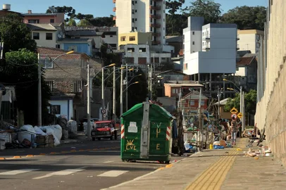  CAXIAS DO SUL, RS, BRASIL, 23/01/2017. Depois de a Rua Cristóforo Randon, no bairro Mal. Floriano, ser revitalizada, um grande acúmulo de lixo está se formando na calçada junto ao muro do Estádio Centenário, campo da SER Caxias. Moradores da região que trabalham coletando lixo trazem o material para o local, para então separarem o que é reciclável. (Diogo Sallaberry/Agência RBS)