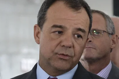 Brasília - O governador Sérgio Cabral anuncia que governo federal vai enviar apoio ao Rio de Janeiro para enfrentar ataques às UPPs (Antônio Cruz/Agência Brasil)