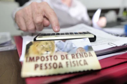  JOINVILLE, SC, BRASIL (30-03-2016) - Jaime Haverroth, contador de joinville faz declaraçoes de imposto de renda dos seus clientes. (Foto: Maykon Lammerhirt, Agencia RBS)