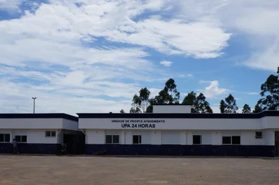 A Prefeitura de Gravataí irá entregar a obra física da primeira Unidade de Pronto Atendimento (UPA) do município nesta sexta-feira. Os atendimentos, porém, iniciarão em 15 de fevereiro. Localizada entre a Avenida Dorival Cândido de Oliveira e a ERS-118, na região das Cohabs, a estrutura irá realizar atendimentos em urgência e emergência com plantão 24 horas de médico clínico-geral. A expectativa é de que a UPA atenda 170 pacientes por dia. 