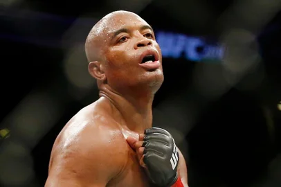 Anderson Silva venceu Derek Brunson na disputa co-principal do UFC 208, realizado na madrugada deste domingo, em Nova York, nos Estados Unidos.