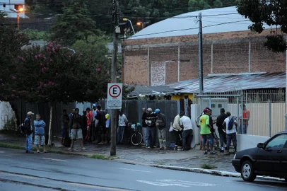 CAXIAS DO SUL, RS, BRASIL 14/02/2017Moradores de rua fazem uso de drogas enquanto aguardam abertura do albergue Acolhe Caxias, na Rua Andrade Neves. (Felipe Nyland/Agência RBS)