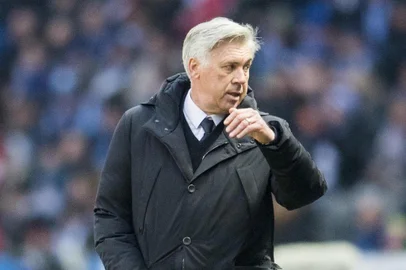 Bayern Munichs head coach Carlo Ancelotti gestures during the German First division Bundesliga football match Hertha Berlin vs Bayern Munich in Berlin, eastern Germany, on February 18, 2017. ROBERT MICHAEL / AFP
