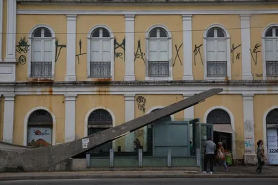  

PORTO ALEGRE, RS, BRASIL, 23-02-2017. Um dos principais prédios históricos de Porto Alegre, o Mercado Público amanheceu com as paredes cobertas por pichações nesta quinta-feira. A área atingida fica no lado da Avenida Júlio de Castilhos. Tanto no primeiro, quanto no segundo andar, paredes foram pichadas. (TADEU VILANI/AGÊNCIA RBS)