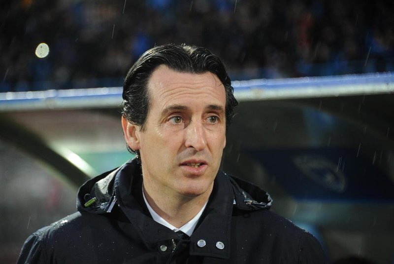 PSGs head coach Unai Emery looks on prior to the French Cup football match between Niort and PSG on March 1, 2017 at the Rene Gaillard Stadium in Niort, western France. / AFP PHOTO / XAVIER LEOTY