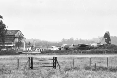 Avião militar inglês abasteceu na base aérea de Canoas.Pondo fim a longos meses de desmentidos de parte de autoridades brasileiras e internacionais, ficou confirmado, dia 23/06/1983, que aviões Hércules ingleses, sistematicamente, vêm obtendo permissão para realizar pouso técnico na Base Aérea de Canoas, a caminho das Malvinas, conforme mostram as fotos exclusivas de Fernando Gomes. O Hércules prefixo 298, de fuselagem camuflada, com a inscrição da Royal Air Force, desceu repentinamente, às 11h10, de um maciço bloco de nuvens, taxiando em direção a um dos hangares do V Comar.#ENVELOPE: 12349