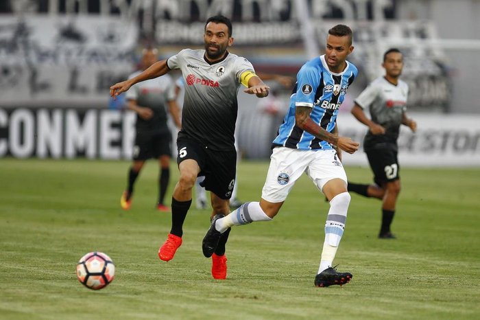Voo fretado e cuidados políticos: Grêmio já prepara estratégia para ir à Venezuela