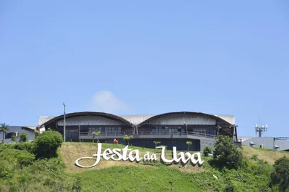  Letreiro da Festa da Uva. Letreiro da Festa da Uva exibe avaria. Página da Vania.