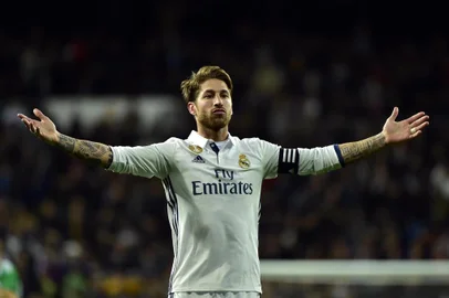  Real Madrid's defender Sergio Ramos celebrates after scoring a goal during the Spanish league footbal match Real Madrid CF vs Real Betis at the Santiago Bernabeu stadium in Madrid on March 12, 2017. / AFP PHOTO / GERARD JULIENEditoria: SPOLocal: MadridIndexador: GERARD JULIENSecao: soccerFonte: AFPFotógrafo: STF