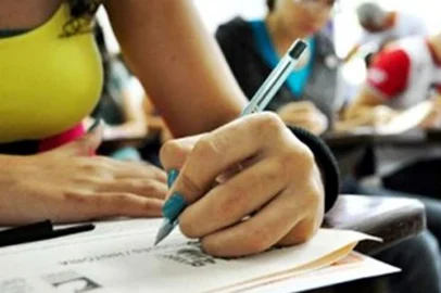 Em busca de um curso universitário? Anote aí a oportunidade: estão abertas até sexta, 3 de fevereiro, as inscrições para 1.118 vagas oferecidas pela Universidade do Vale do Itajaí (Univali) em cursos de graduação com bolsas de estudos integrais por meio do PROUNI - Programa Universidade Para Todos, do Governo Federal. As vagas são em Florianópolis, São José, Biguaçú, Itajaí, Balneário Piçarras, Balneário Camboriú e Tijucas. O candidato deve ter participado do Enem de 2016, ter obtido pelo menos 450 pontos na média das notas e não ter zerado a redação. Para concorrer à bolsa integral, o candidato deve comprovar renda familiar por pessoa de até um salário mínimo e meio. As inscrições são gratuitas e devem ser feitas pela internet no endereço siteprouni.mec.gov.br.  A relação completa de cursos está na página www.univali.br. Mais informações pelo telefone 0800 723 1300.