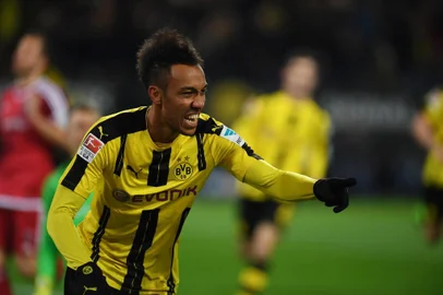 Dortmunds Gabonese forward Pierre-Emerick Aubameyang celebrates scoring the opening goal with his teammates during the German First division Bundesliga football match BVB Borussia Dortmund vs FC Ingolstadt in Dortmund, western Germany on March 17, 2017. / AFP PHOTO / PATRIK STOLLARZ / RESTRICTIONS: DURING MATCH TIME: DFL RULES TO LIMIT THE ONLINE USAGE TO 15 PICTURES PER MATCH AND FORBID IMAGE SEQUENCES TO SIMULATE VIDEO. == RESTRICTED TO EDITORIAL USE == FOR FURTHER QUERIES PLEASE CONTACT DFL DIRECTLY AT + 49 69 650050