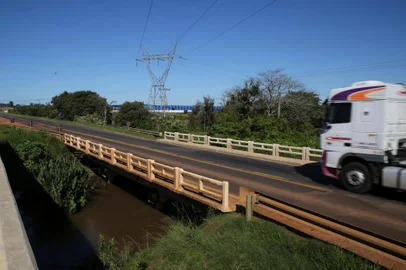 GUAIBA, RS, BRASIL, 15-03-2016.  Placas de informações da obra de duplicação da BR-116. A situação da BR-116, que está com as obras de duplicação paradas, entre Porto Alegre e Pelotas. LOTE 1 KM 308 Ponte Sobre o Rio Passo Fundo.  (TADEU VILANI/AGÊNCIA RBS)
