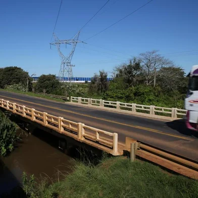 GUAIBA, RS, BRASIL, 15-03-2016.  Placas de informações da obra de duplicação da BR-116. A situação da BR-116, que está com as obras de duplicação paradas, entre Porto Alegre e Pelotas. LOTE 1 KM 308 Ponte Sobre o Rio Passo Fundo.  (TADEU VILANI/AGÊNCIA RBS)