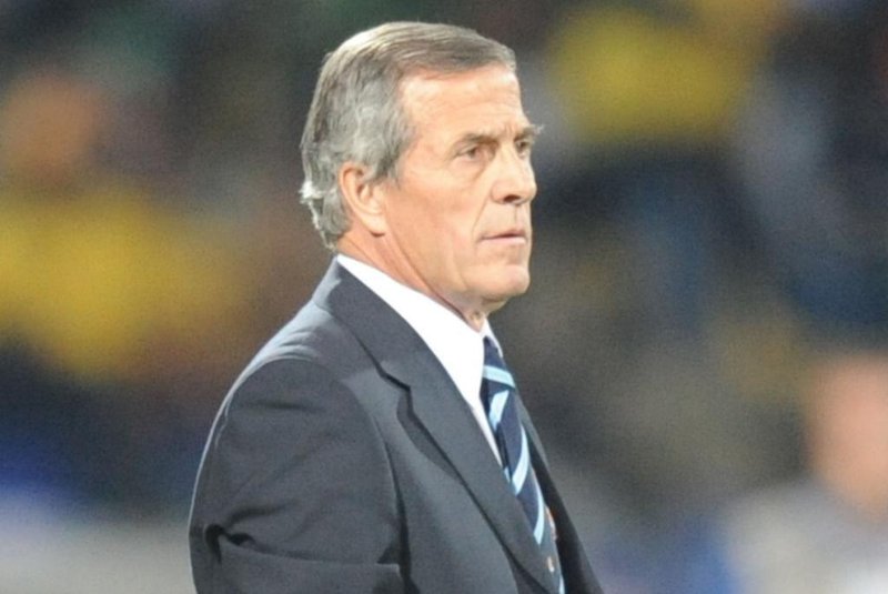 South Africa, Rustenburg : Uruguays coach Oscar Tabarez holds a ball during their Group A first round 2010 World Cup football match on June 22, 2010 at Royal Bafokeng stadium in Rustenburg. NO PUSH TO MOBILE / MOBILE USE SOLELY WITHIN EDITORIAL ARTICLE - AFP PHOTO / RODRIGO ARANGUA  