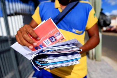  GRAVATAÍ, RS, BRASIL - 17/03/2017 : Precariedade nos serviços dos Correios sobrecarregam os carteiros que seguem trabalhando, como o funcionário Márcio. Obs.: NÃO PODEMOS IDENTIFICÁ-LO. (FOTO: BRUNO ALENCASTRO/AGÊNCIA RBS)