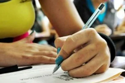 Em busca de um curso universitário? Anote aí a oportunidade: estão abertas até sexta, 3 de fevereiro, as inscrições para 1.118 vagas oferecidas pela Universidade do Vale do Itajaí (Univali) em cursos de graduação com bolsas de estudos integrais por meio do PROUNI - Programa Universidade Para Todos, do Governo Federal. As vagas são em Florianópolis, São José, Biguaçú, Itajaí, Balneário Piçarras, Balneário Camboriú e Tijucas. O candidato deve ter participado do Enem de 2016, ter obtido pelo menos 450 pontos na média das notas e não ter zerado a redação. Para concorrer à bolsa integral, o candidato deve comprovar renda familiar por pessoa de até um salário mínimo e meio. As inscrições são gratuitas e devem ser feitas pela internet no endereço siteprouni.mec.gov.br.  A relação completa de cursos está na página www.univali.br. Mais informações pelo telefone 0800 723 1300.