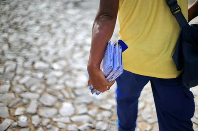  

GRAVATAÍ, RS, BRASIL - 17/03/2017 : Precariedade nos serviços dos Correios sobrecarregam os carteiros que seguem trabalhando, como o funcionário Márcio. Obs.: NÃO PODEMOS IDENTIFICÁ-LO. (FOTO: BRUNO ALENCASTRO/AGÊNCIA RBS)