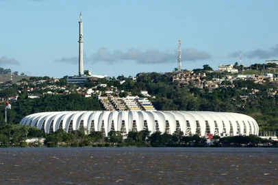  

PORTO ALEGRE, RS, BRASIL - 20/03/2017. Beira-Rio. Porto Alegre vista do barco Cisne Branco. (FOTO: CARLOS MACEDO/AGÊNCIA RBS)