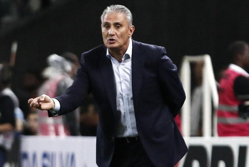 Brazil's team coach Tite talks to his players during their 2018 FIFA World Cup qualifier football match against Paraguay in Sao Paulo, Brazil on March 28, 2017. / AFP PHOTO / Miguel SCHINCARIOL