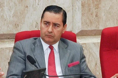 Ministro do STF Gilmar Mendes durante a sua palestra no TRF4. Ao seu lado o desembargador Carlos Eduardo Thompson Flores Lenz, cordenador científico do evento.