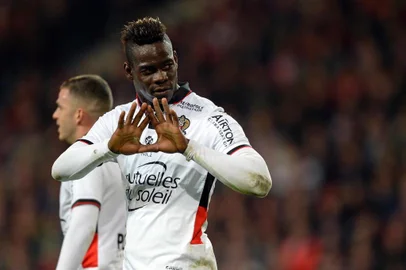 Nice's Italian forward Mario Balotelli gesture after scoring a goal during the French L1 football match between Lille (LOSC) and Nice (OGCN) at the Pierre-Mauroy Stadium in Villeneuve d'Ascq, near Lille, northern France, on April 07, 2017. / AFP PHOTO / DENIS CHARLET
