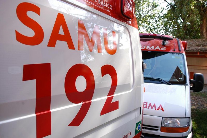 *** gilmar,ambulancias novas abandonad ***quatro ambulancias novas do samu estão há mais de um mes  camufladas sem uso  atras da sede onde funciona o samu na ponta aguda Fonte: BD JSC