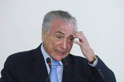 Temer assinará acordo de visto de estudantes da comunidade de língua portuguesaDF - TEMER/ESTUDANTES/LÍNGUA PORTUGUESA/VISTO - POLÍTICA - O presidente da República, Michel     Temer, durante encontro com a deputada     Rosangela Gomes (PRB-RJ) e integrantes     da delegação da rede de mulheres da     Assembleia Parlamentar da Comunidade de     Países de Língua Portuguesa (APCPLP),     no Palácio do Planalto, em Brasília,     nesta quarta-feira, 5. Ele anunciou a     assinatura do acordo de visto de     estudantes da comunidade de língua     portuguesa. Segundo Temer, a     ratificação deste ato terá efeitos     também nas economias dos países.          05/04/2017 - Foto: DIDA SAMPAIO/ESTADÃO CONTEÚDOEditoria: POLÍTICALocal: BRASÍLIAIndexador: DIDA SAMPAIOFotógrafo: ESTADÃO CONTEÚDO