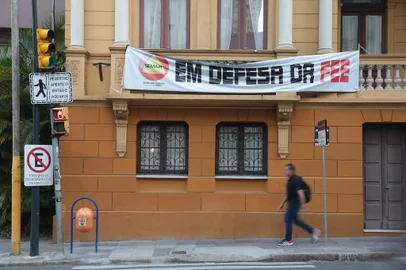  PORTO ALEGRE, RS, BRASIL - 2017.04.13 - Prédio da FEE, Fundação de Economia e Estatística, sustenta faixas contra a extinção do órgão aprovada em dezembro de 2016, pelo governo Sartori. (Foto: ANDRÉ ÁVILA/ Agência RBS))